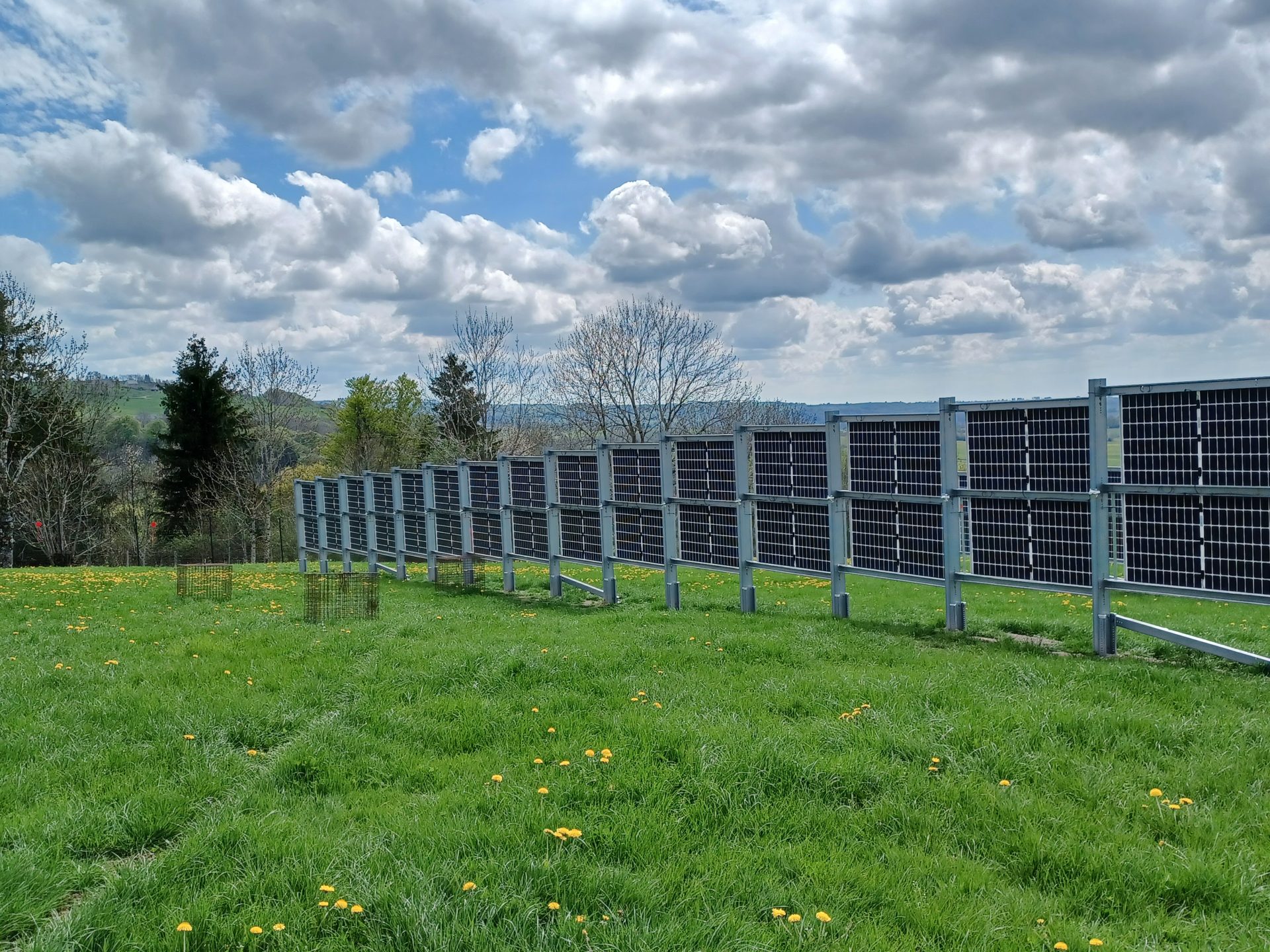Les panneaux solaires verticaux : usages, fonctionnement et avantages